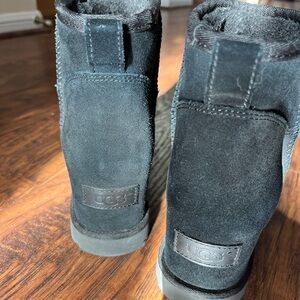 UGG short boots - black - size 9